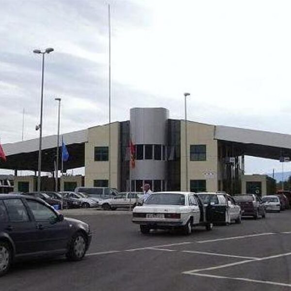 I riu fut të mi turën në bagazhin e ‘Benz-it’ dhe tenton të kalojë ku firin, si e gjeti po licia?