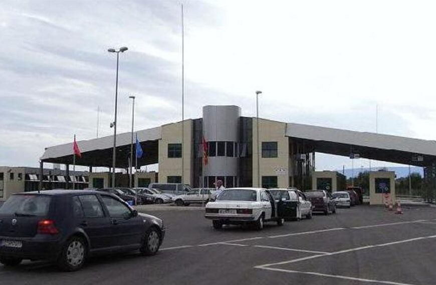 I riu fut të mi turën në bagazhin e ‘Benz-it’ dhe tenton të kalojë ku firin, si e gjeti po licia?