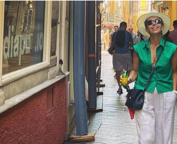 Gazetarja publikon çmimet nga Greqia: ‘Shezllonget dhe uji falas, shërbimi ç’të them…’