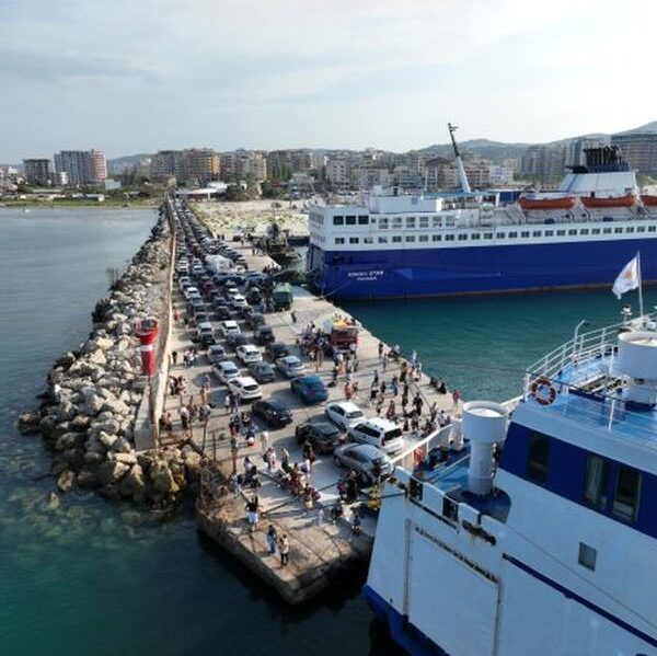 Kaos në portin e Vlorës, ja çfarë ndodhi me tragetin që po vinte nga Brindisi