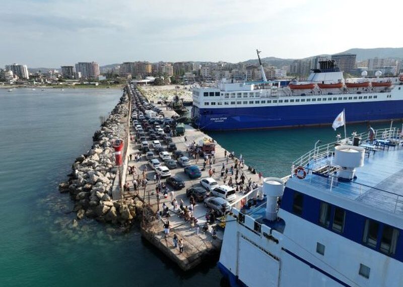 Kaos në portin e Vlorës, ja çfarë ndodhi me tragetin që po vinte nga Brindisi