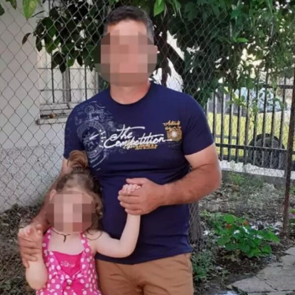 Amelia e vogël përcillet në banesën e fundit në Shqipëri, babai nuk merr pjesë në va rrim