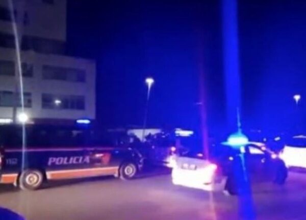 Vlorë/ Dy të rinj nuk i ndaluan postbllokut të po licisë, br aktisin makinën dhe largohen, ja çfarë transportonin