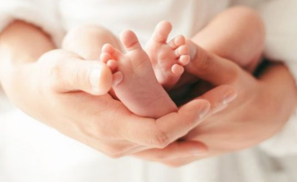 Ngjarje e rë ndë/ Nëna lind foshnjën e vd ekur, infermierja i prezanton fëmijën tjetër si të sajin