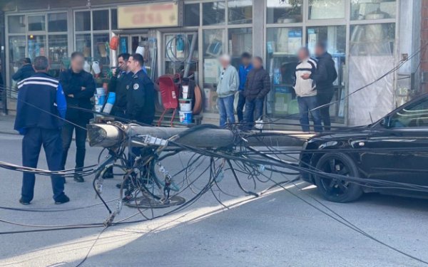 Shtylla elektrike b ie mbi një makinë, lë ndohen tre persona