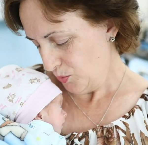 Mrekullitë ndodhin, 52-vjeçarja bëhet nënë për herë të parë: ‘Ka qenë një sfidë shumë e madhe për mua dhe për bebin, por më në fund ja dola’