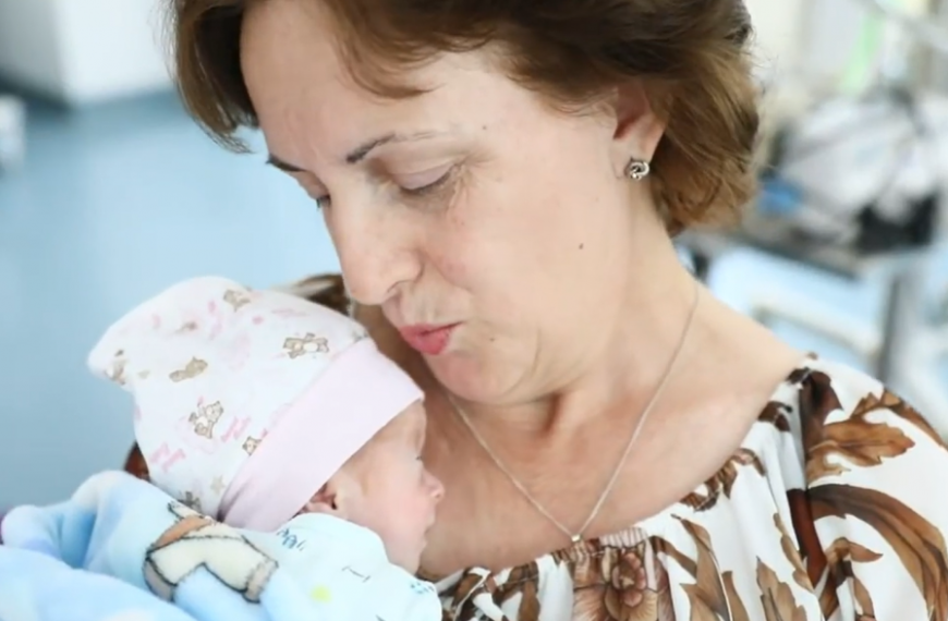 Mrekullitë ndodhin, 52-vjeçarja bëhet nënë për herë të parë: ‘Ka qenë një sfidë shumë e madhe për mua dhe për bebin, por më në fund ja dola’