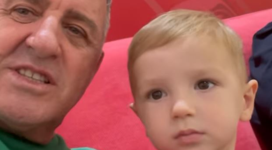 Agron Llakaj uron nipin me fjalët më të ndjera: Je kuptimi i jetës!
