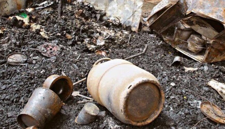 Shpë rthen bombola e gazit, pl agosen nënë e bir