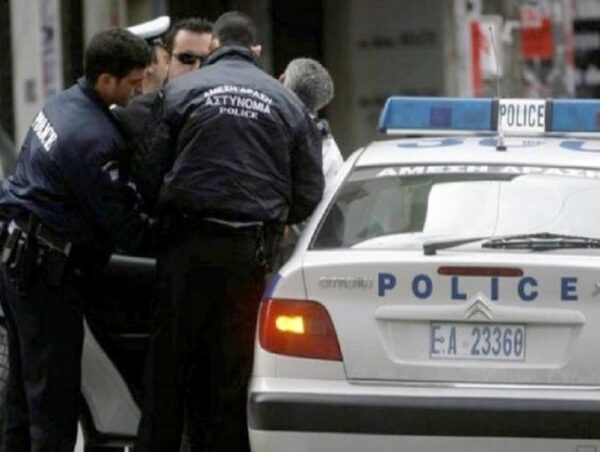 Shqiptari dhu non gruan dhe tenton t’i th yejë krahun
