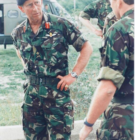Fotoja e rrallë e Mbretit Charles në Kosovë në vitin 1999