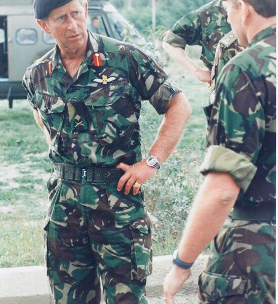 Fotoja e rrallë e Mbretit Charles në Kosovë në vitin 1999