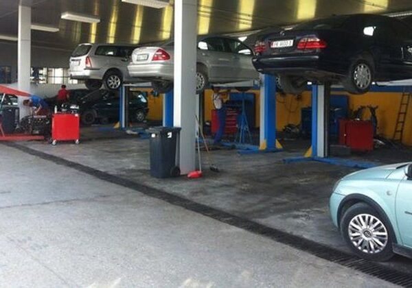 Shkoi të rregullonte makinën, pronari dhe punëtori i servisit bëjnë për sp ital klientin