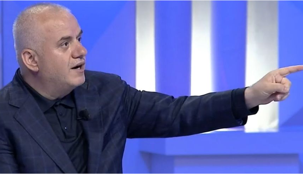 Artan Hoxha publikon fotot dhe krahason me Shqipërinë me…