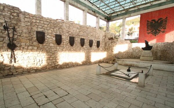 Zbulohet se çfarë gjendet poshtë varrit të Skënderbeut
