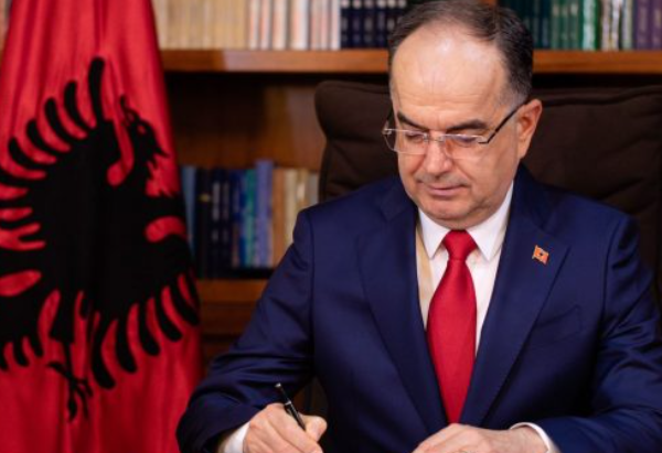 ‘Furtunë’ në Presidencë, Bajram Begaj shkarkon 25 punonjës