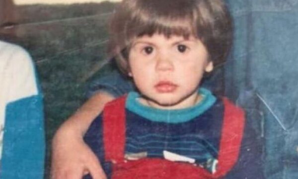 A e njihni vogëlushen në foto? Sot është një ndër moderatoret më të dashura për ekranin shqiptar