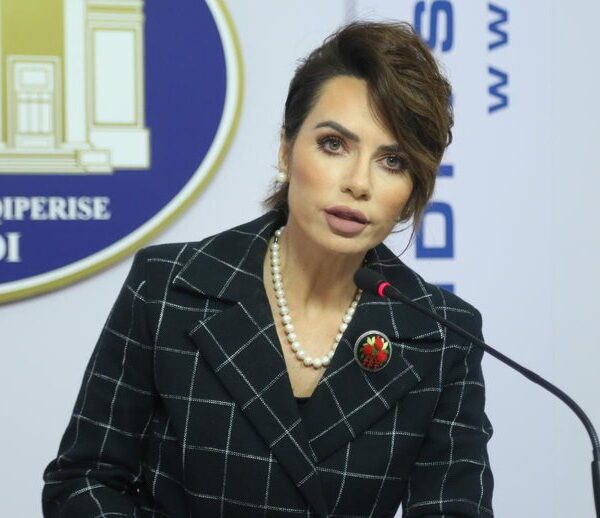 Grida Duma la mandatin, përl otet Agron Gjekmarkaj, Flutura Açka qan me dë nesë