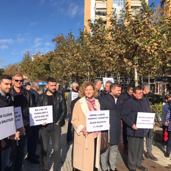 Sot miratohet Buxheti i vitit 2023, protestë para godinës së Kuvendit