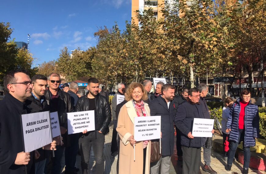 Sot miratohet Buxheti i vitit 2023, protestë para godinës së Kuvendit