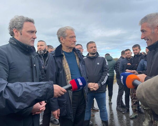Sali Berisha: ‘Qeveria po shet energji katër herë më lirë se e bleu’