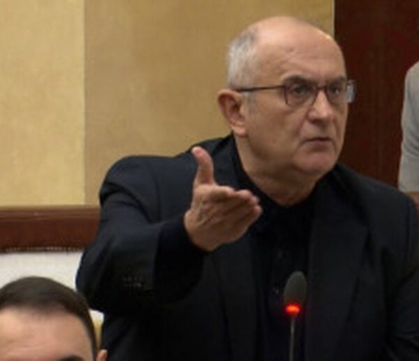 Vasili i drejtohet ashpër Ballës: ‘O skizofren mos bëj si idiot, qetësohu’