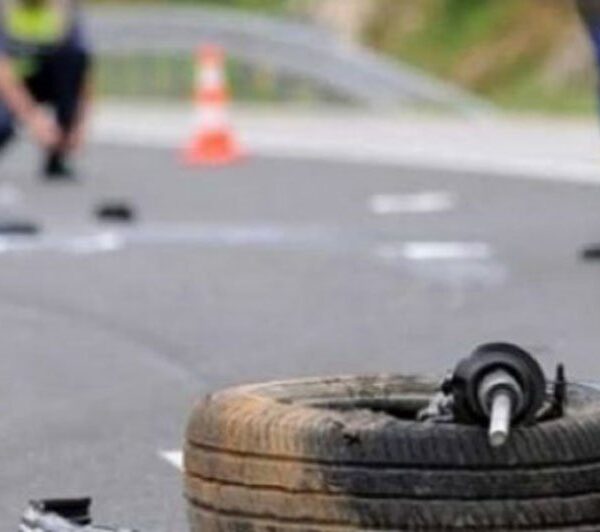 Ak sident i trefishtë në autostradë, trajleri përpl aset me dy mjete