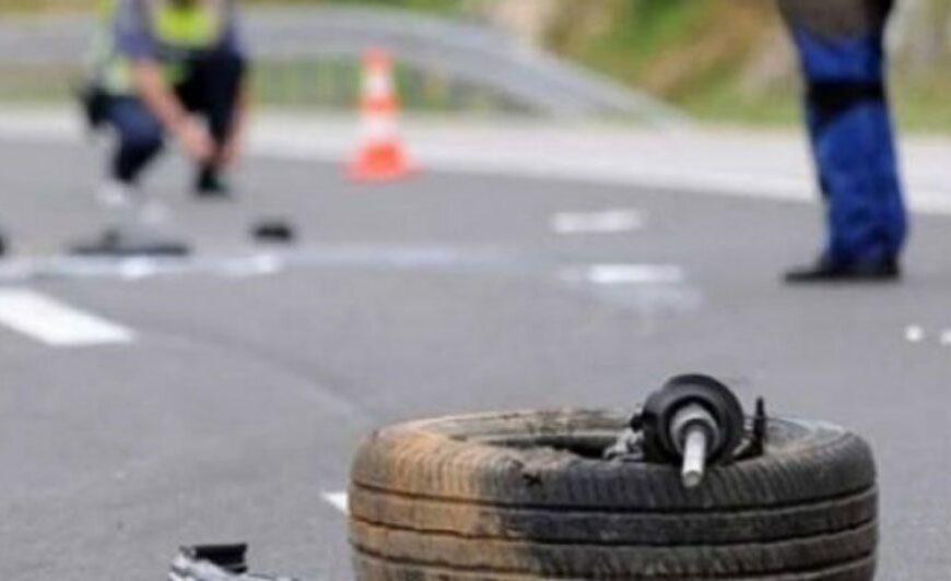 Ak sident i trefishtë në autostradë, trajleri përpl aset me dy mjete