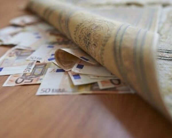 Ja pse duhet të fusni para poshtë tapetit natën e ndërrimit të viteve