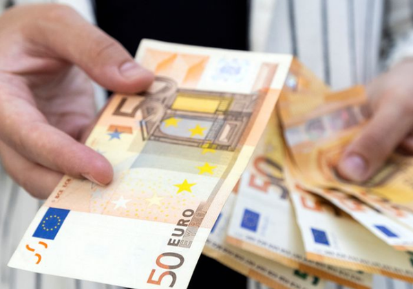 Euro në rënie të lirë, zbret poshtë nivelit të…
