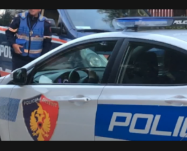 I pl as goma e kamionit teksa po e frynte, ndë rron jetë një person
