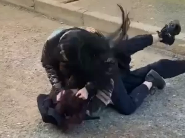 Ka pen për flokësh për të dashurin/ Shoqet lën nam në Vlorë