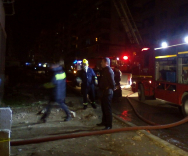 Përfshihet nga fl akët një pallat, banorët dalin të tm erruar nga apartamentet