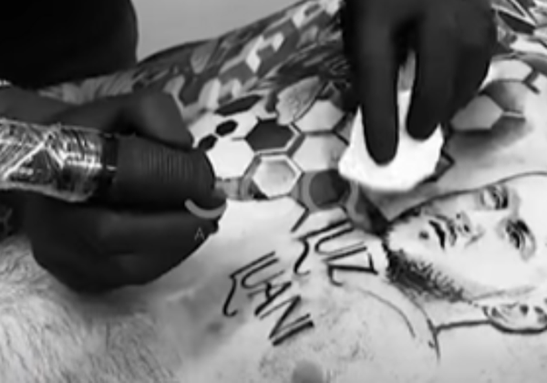 Çudira shqiptare/ Emigranti bën tatuazh në gjoks foton e Luizit