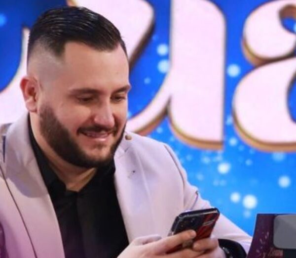 Bes Kallaku nxjerr ‘live’ në emision foton e pa publikuar më parë me Xhensilën
