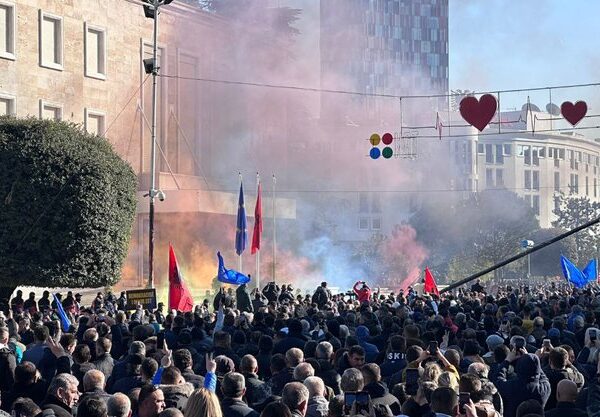 Pas fjalimit të fortë të kryedemokratit Sali berisha tensione në shesh, pr otestuesit hedhin sha shka