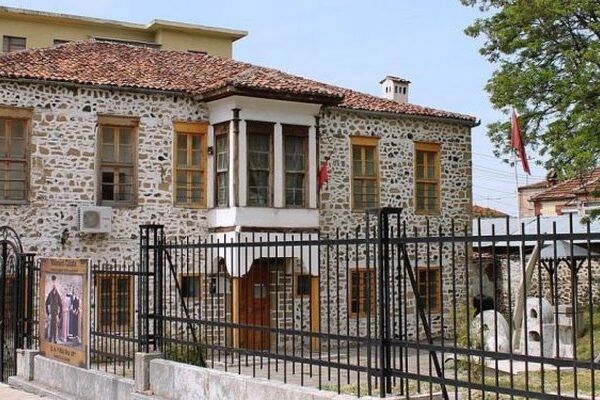 7 Marsi, ‘Dita e Mësuesit’, 136 vite nga krijimi i Mësonjëtores së parë shqipe
