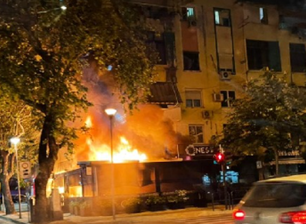 Përfshihet nga fl akët lokali i këngëtares së njohur shqiptare