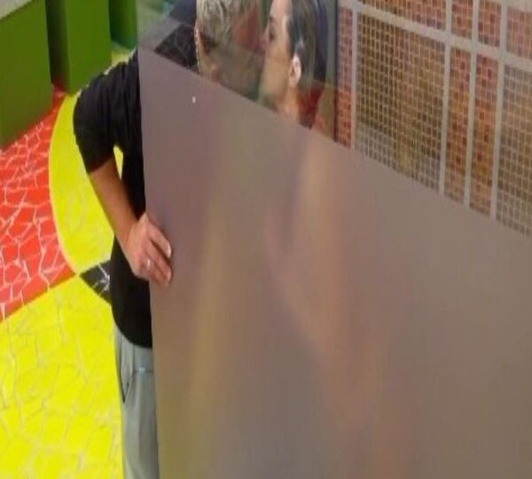 Çfarë po ndodh në Big Brother? Momente intime, Kiara lahet dhe papritur Luizi i futet në dush…