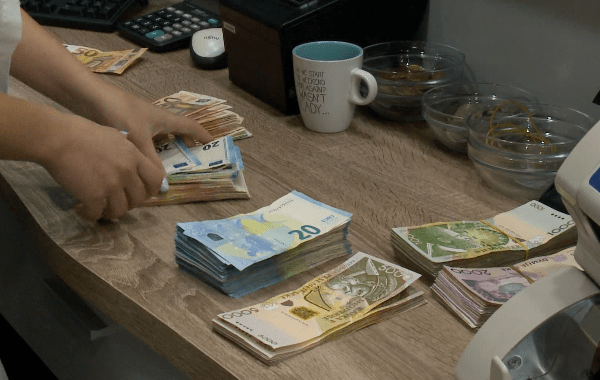 ‘Rrogat u rritën me 11%’/ INSTAT: Paga mesatare shkon 66 000 lekë…