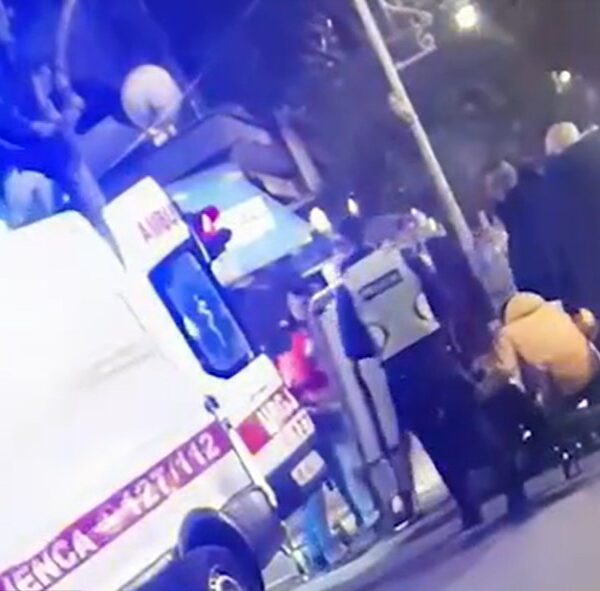 Ak sident i rë ndë! Makina përp las të riun te vijat e bardha