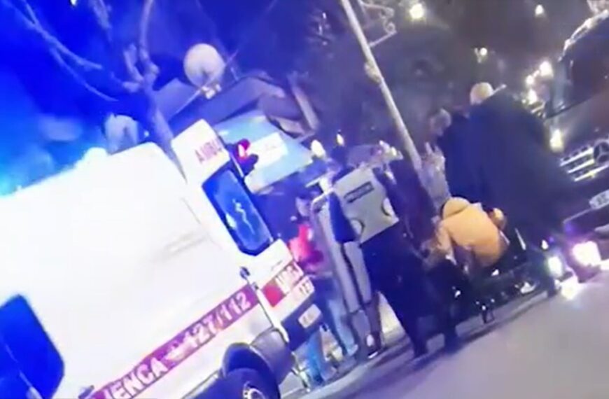Ak sident i rë ndë! Makina përp las të riun te vijat e bardha