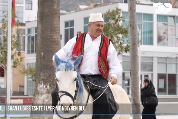 Qytetari shkoi në protestë me kalë nga Laçi, ja thirrja që ka për Luizin