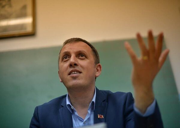 Deputeti i njohur shqiptar ka noset me sëpatë, arr estohet i dy shuari (emri,foto)