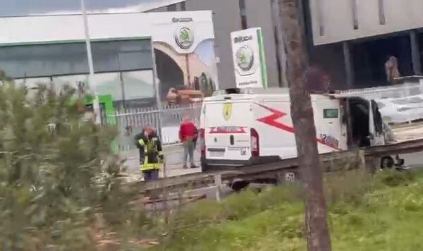 Përfshihet nga flakët makina që transporton para
