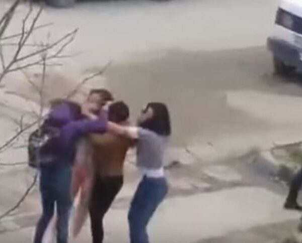 ‘P las’ she rri mes dy mësueseve në shkollë