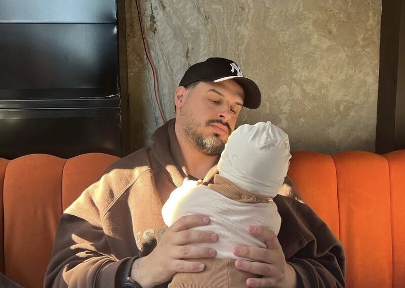 Do qeshni me lot me mënyrën si Dagzi i ndërron pelenat të voglit të tij