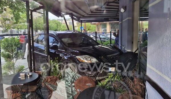 Përp lasen dy automjete në Vlorë, njëri përfundon brenda lokalit, pla gosen 2 persona