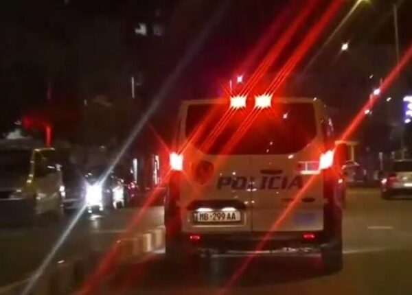 22-vjeçarja pa patentë çan postbllokun e policisë dhe shkakton kaos në rrugë