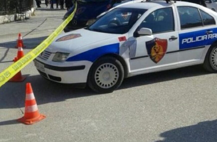 Ak sident i frikshëm! Automjeti përfundon në lumë